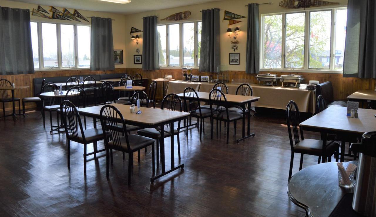 Cedar Hill Lodge Saint Ignace Bagian luar foto