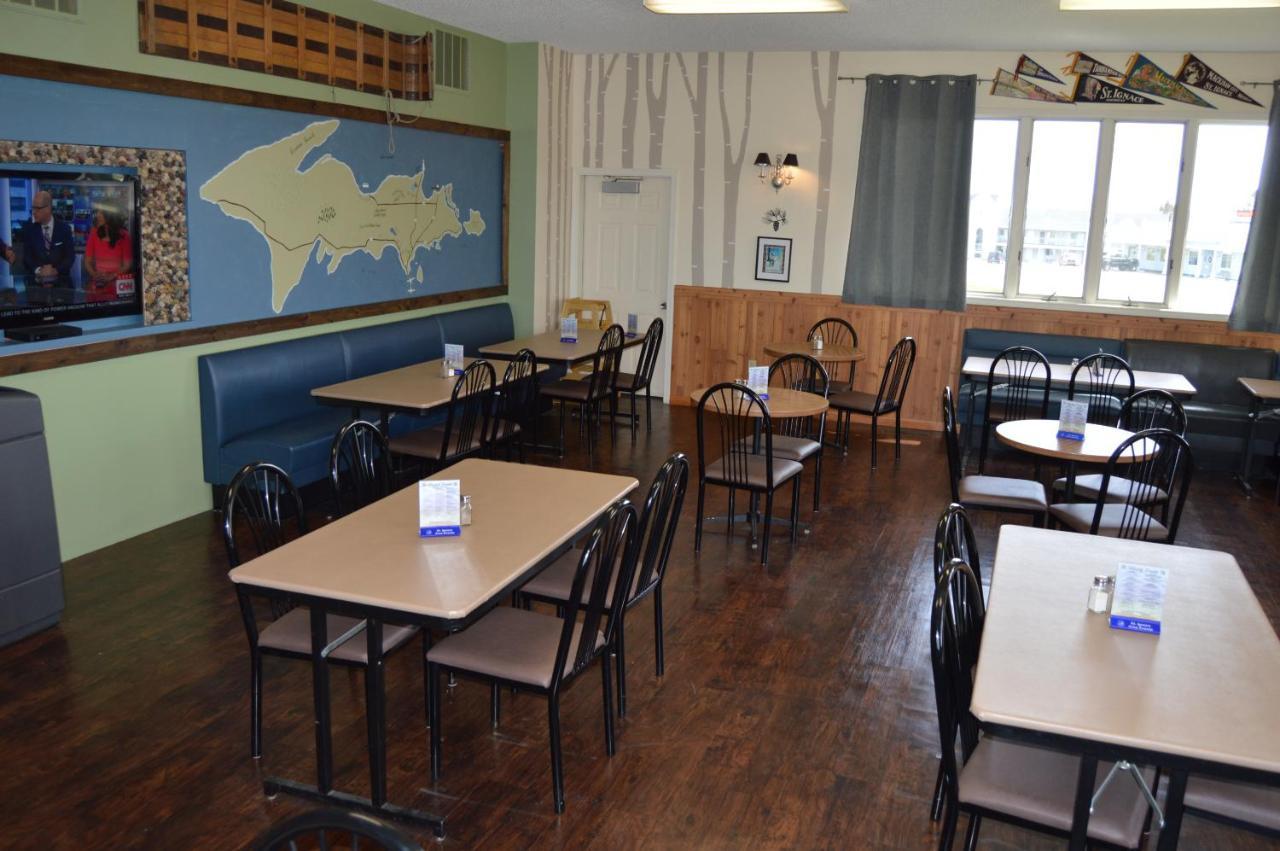 Cedar Hill Lodge Saint Ignace Bagian luar foto