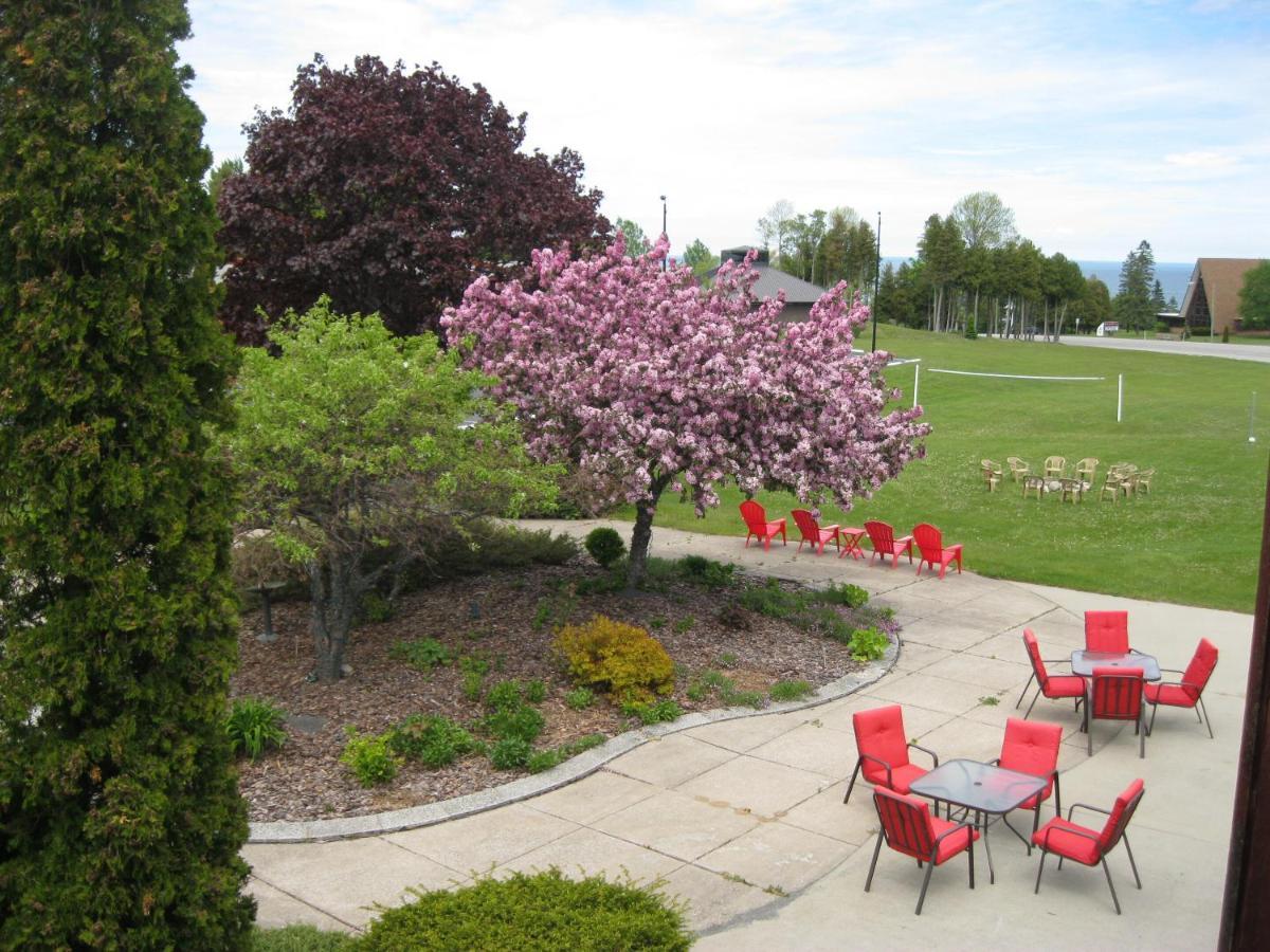 Cedar Hill Lodge Saint Ignace Bagian luar foto