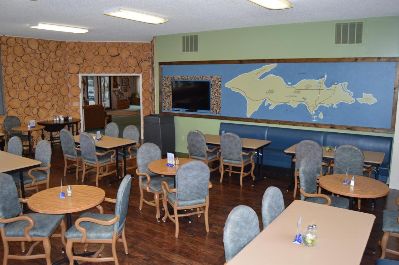 Cedar Hill Lodge Saint Ignace Bagian luar foto
