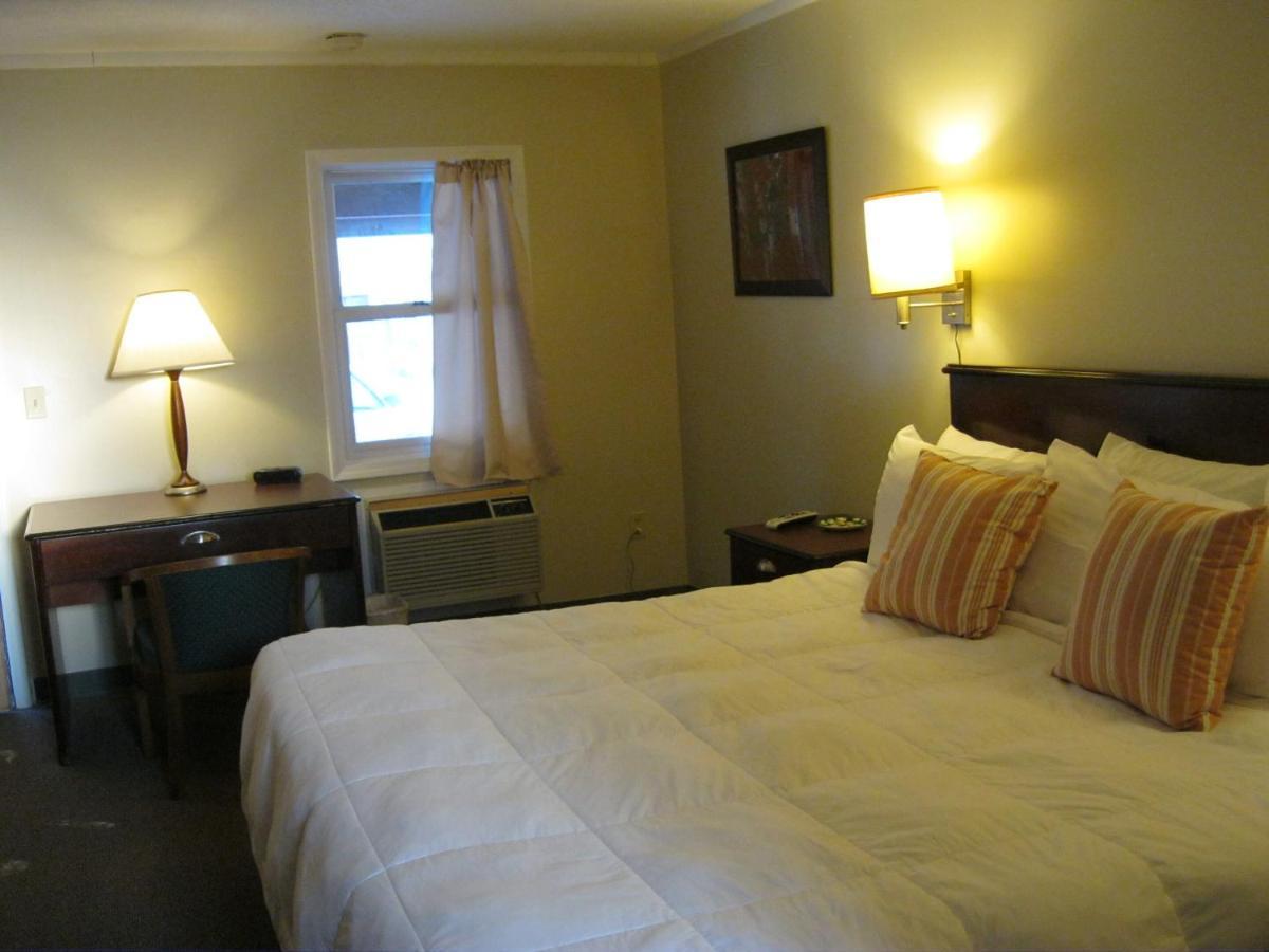 Cedar Hill Lodge Saint Ignace Bagian luar foto