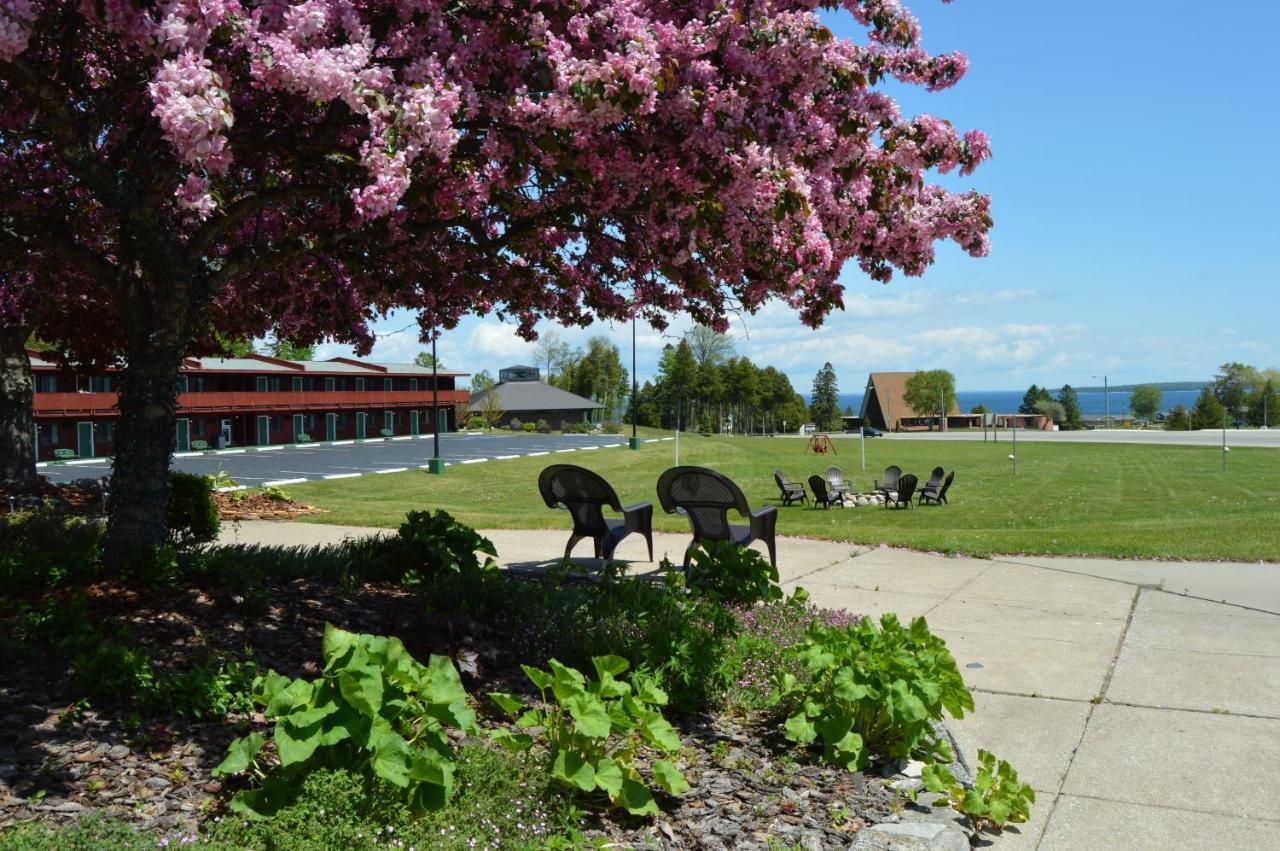 Cedar Hill Lodge Saint Ignace Bagian luar foto