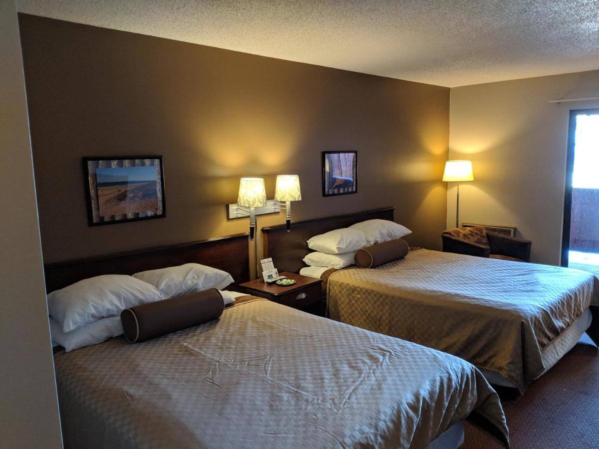 Cedar Hill Lodge Saint Ignace Bagian luar foto
