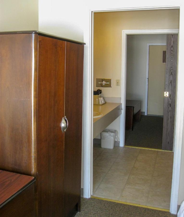 Cedar Hill Lodge Saint Ignace Bagian luar foto