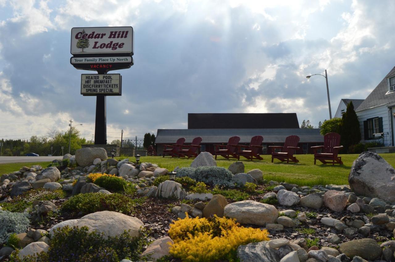 Cedar Hill Lodge Saint Ignace Bagian luar foto