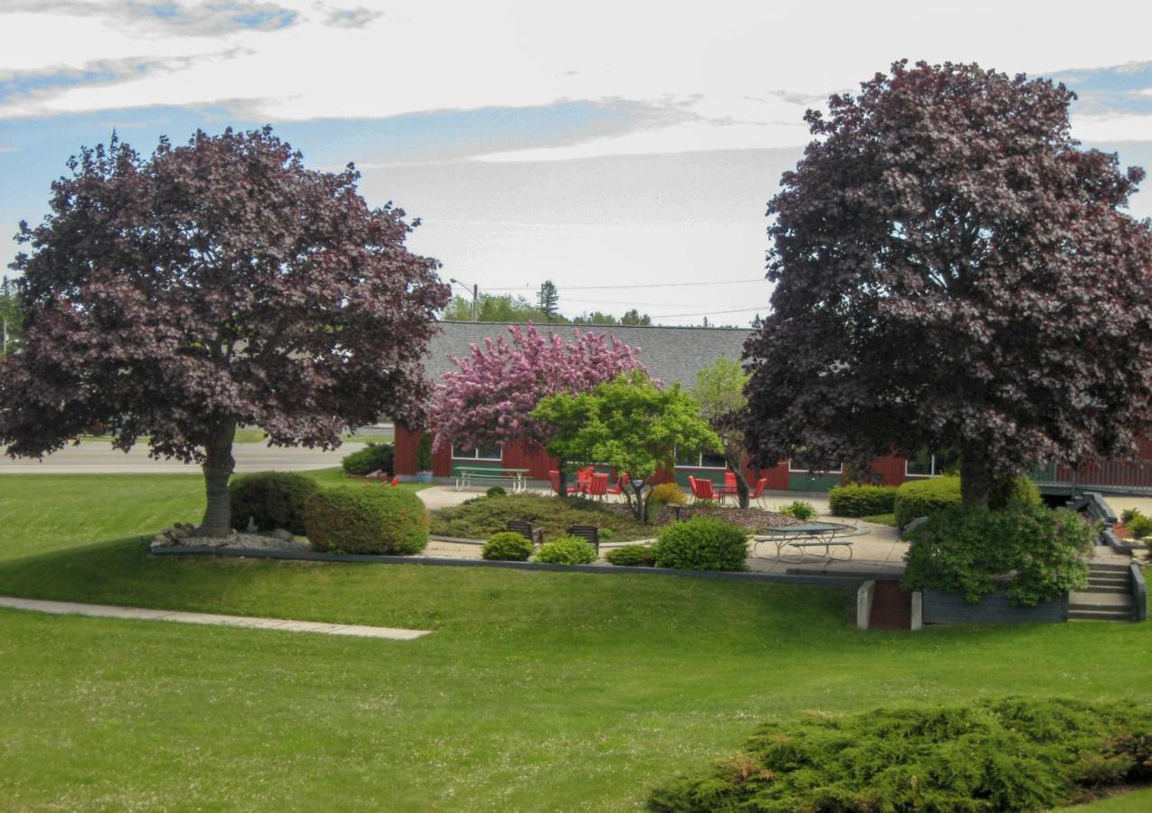 Cedar Hill Lodge Saint Ignace Bagian luar foto