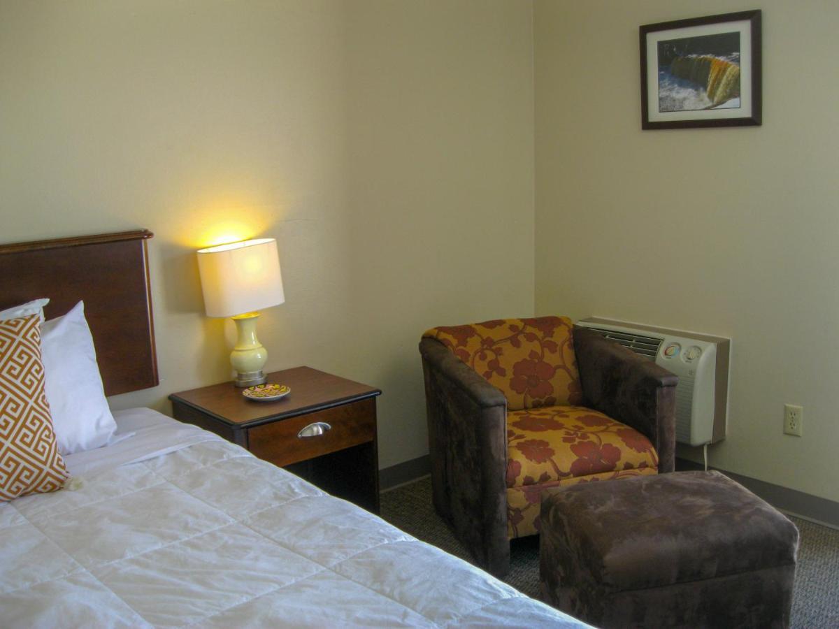 Cedar Hill Lodge Saint Ignace Bagian luar foto