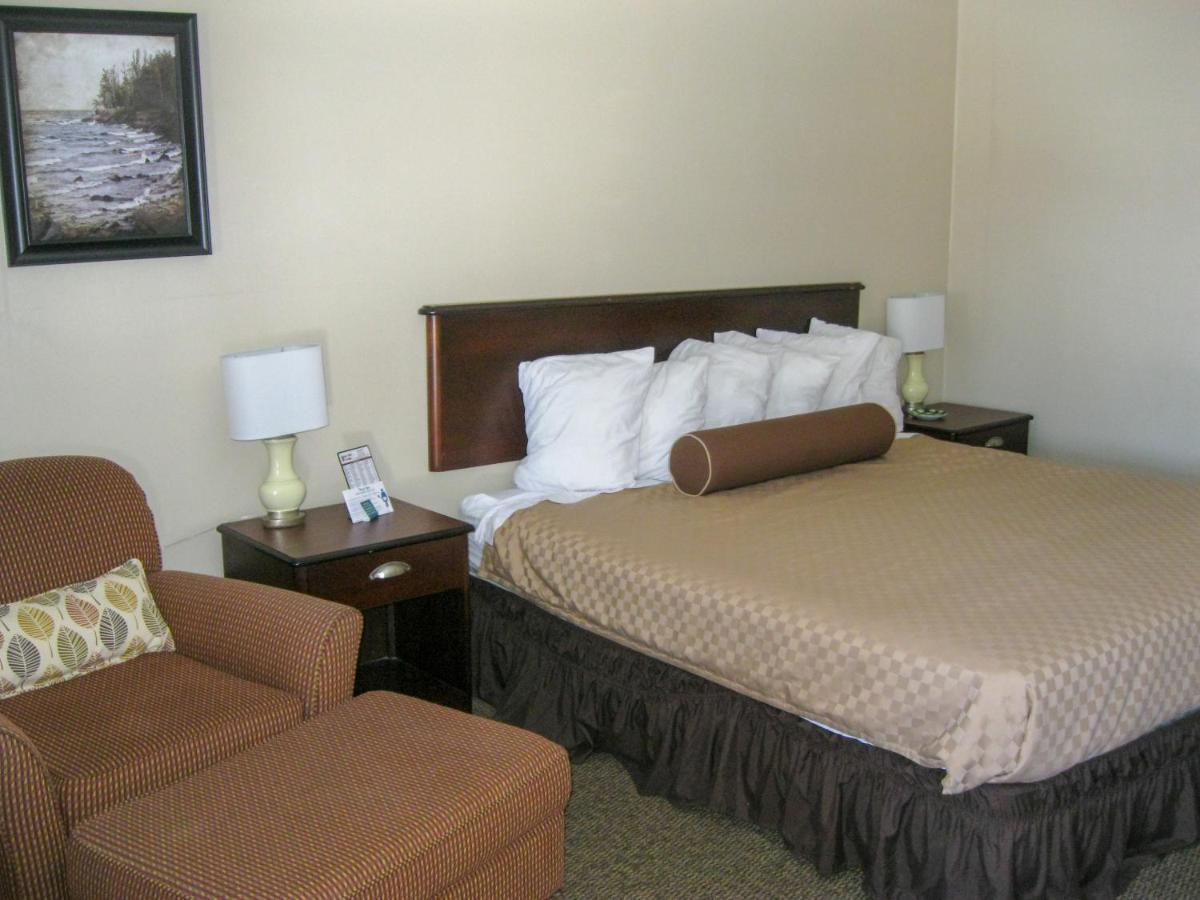 Cedar Hill Lodge Saint Ignace Bagian luar foto