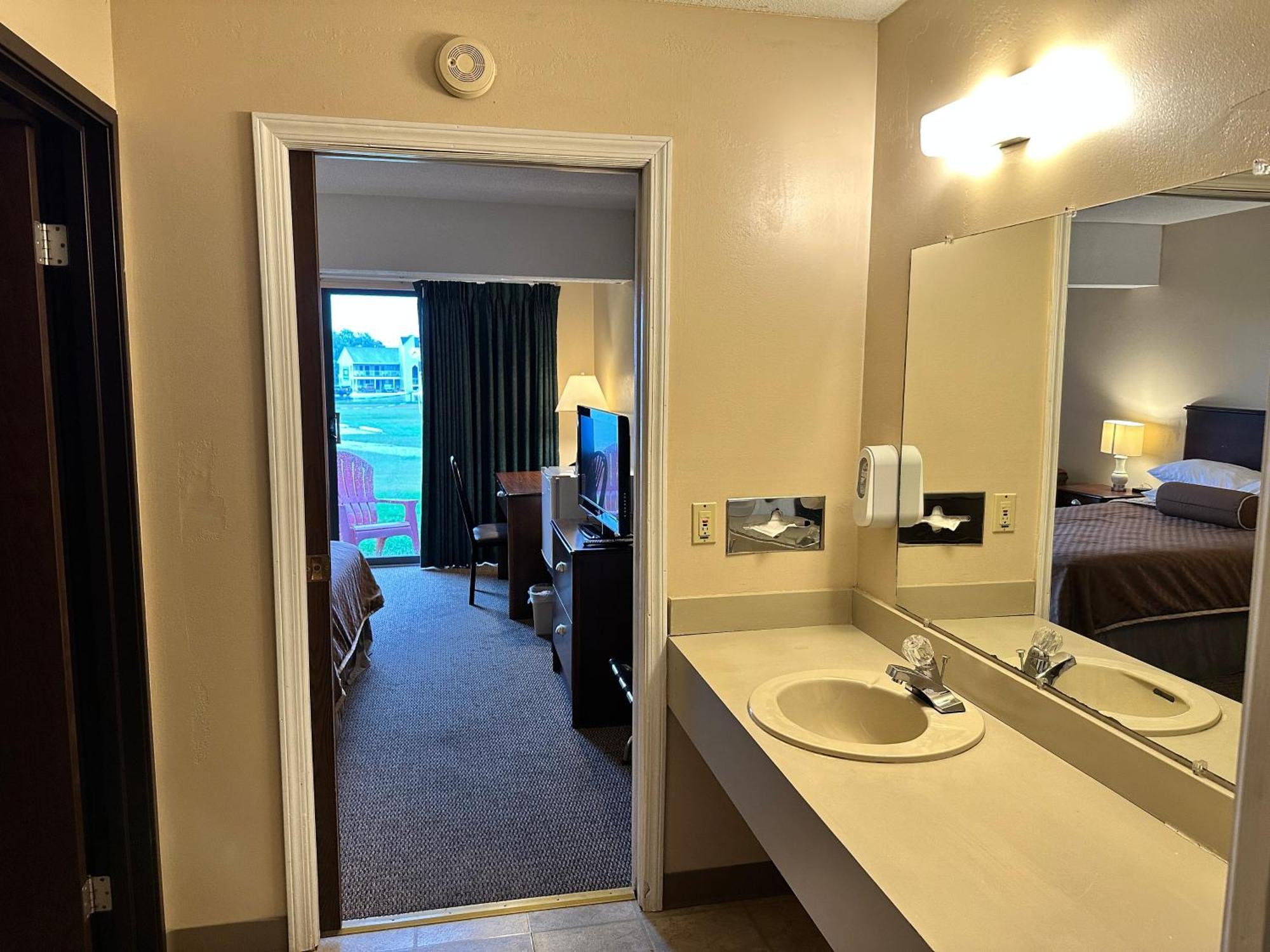 Cedar Hill Lodge Saint Ignace Bagian luar foto